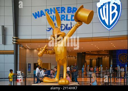 ABU DHABI - 29. März: Bugs Bunny und Logo von Warner Bros im WB World Freizeitpark in Abu Dhabi am 29. März. 2024 in den Vereinigten Arabischen Emiraten. Stockfoto