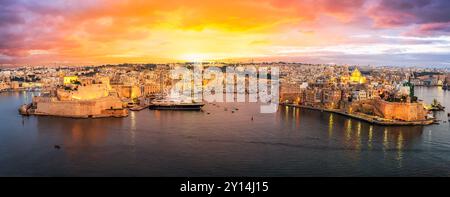 Landschaft mit Grand Harbour und drei Städten bei Sonnenuntergang in Valletta, Malta Stockfoto