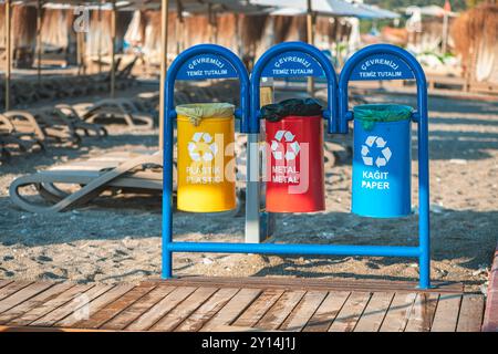 Behälter, Mülltonnen für separate Abfälle am Strand, Abfallrecycling, Umweltschutz Stockfoto