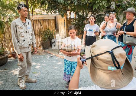 SIEM Ream, Kambodscha - 21. februar 2023: Touristische Posen halten in Händen afrikanische Riesenratte. HeroRats Ausflug im APOPO Visitor Center. Humanitäre Hilfe Stockfoto