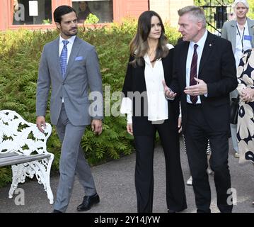 Karlstad, Schweden. September 2024. KARLSTAD, SCHWEDEN 20240905das Prinzenpaar besucht die psychologische Verteidigungsagentur. Prinz Carl Philip und Prinzessin Sofia und Magnus Hjort, Generaldirektor der Agentur. Der Herzog und die Herzogin besuchen Värmland. Foto: Fredrik Sandberg/TT/Code 10080 Credit: TT News Agency/Alamy Live News Stockfoto