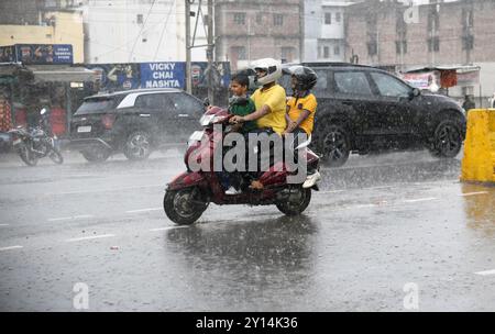 PATNA, INDIEN – 4. SEPTEMBER: Fahrzeuge, die bei starkem Regen überfahren wurden, stürzten am 4. September 2024 in Patna, Indien. (Foto: Santosh Kumar/Hindustan Times/SIPA USA) Credit: SIPA USA/Alamy Live News Stockfoto