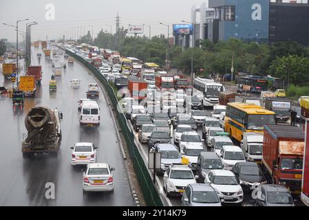 GURUGRAM, INDIEN – 4. SEPTEMBER: Verkehrsstaus auf dem National Highway-48 aufgrund von Wasserabfällen auf der Hauptfahrbahn bei starken Regenfällen in der Nähe von Hero Honda Chowk am 4. September 2024 in Gurugram, Indien. Die Bewohner von Delhi-NCR erlebten einen plötzlichen Wetterwechsel, als heftiger Regen mehrere Teile der Stadt verwüstete. (Foto: Parveen Kumar/Hindustan Times/SIPA USA) Credit: SIPA USA/Alamy Live News Stockfoto