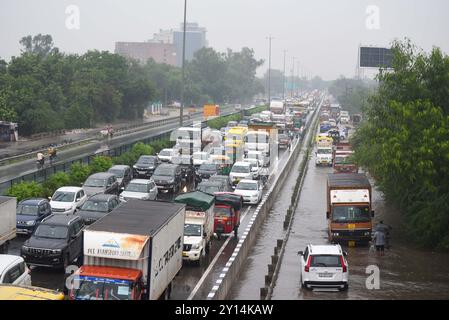 GURUGRAM, INDIEN – 4. SEPTEMBER: Verkehrsstaus am National Highway 48 aufgrund von Wasserabfällen auf der Hauptfahrbahn bei starken Regenfällen in der Nähe des Dorfes Narsinghpur am 4. September 2024 in Gurugram, Indien. Die Bewohner von Delhi-NCR erlebten einen plötzlichen Wetterwechsel, als heftiger Regen mehrere Teile der Stadt verwüstete. (Foto: Parveen Kumar/Hindustan Times/SIPA USA) Credit: SIPA USA/Alamy Live News Stockfoto