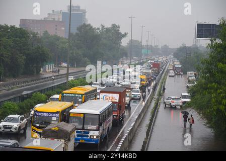 GURUGRAM, INDIEN – 4. SEPTEMBER: Verkehrsstaus am National Highway 48 aufgrund von Wasserabfällen auf der Hauptfahrbahn bei starken Regenfällen in der Nähe des Dorfes Narsinghpur am 4. September 2024 in Gurugram, Indien. Die Bewohner von Delhi-NCR erlebten einen plötzlichen Wetterwechsel, als heftiger Regen mehrere Teile der Stadt verwüstete. (Foto: Parveen Kumar/Hindustan Times/SIPA USA) Credit: SIPA USA/Alamy Live News Stockfoto