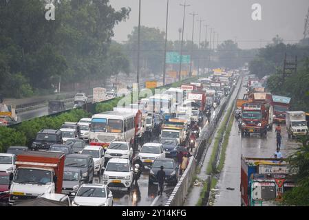 GURUGRAM, INDIEN – 4. SEPTEMBER: Verkehrsstaus am National Highway 48 aufgrund von Wasserabfällen auf der Hauptfahrbahn bei starken Regenfällen in der Nähe des Dorfes Narsinghpur am 4. September 2024 in Gurugram, Indien. Die Bewohner von Delhi-NCR erlebten einen plötzlichen Wetterwechsel, als heftiger Regen mehrere Teile der Stadt verwüstete. (Foto: Parveen Kumar/Hindustan Times/SIPA USA) Credit: SIPA USA/Alamy Live News Stockfoto