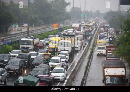 GURUGRAM, INDIEN – 4. SEPTEMBER: Verkehrsstaus am National Highway 48 aufgrund von Wasserabfällen auf der Hauptfahrbahn bei starken Regenfällen in der Nähe des Dorfes Narsinghpur am 4. September 2024 in Gurugram, Indien. Die Bewohner von Delhi-NCR erlebten einen plötzlichen Wetterwechsel, als heftiger Regen mehrere Teile der Stadt verwüstete. (Foto: Parveen Kumar/Hindustan Times/SIPA USA) Credit: SIPA USA/Alamy Live News Stockfoto