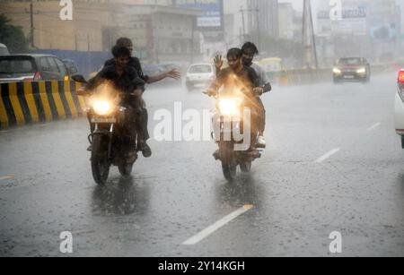 PATNA, INDIEN – 4. SEPTEMBER: Fahrzeuge, die bei starkem Regen überfahren wurden, stürzten am 4. September 2024 in Patna, Indien. (Foto: Santosh Kumar/Hindustan Times/SIPA USA ) Stockfoto