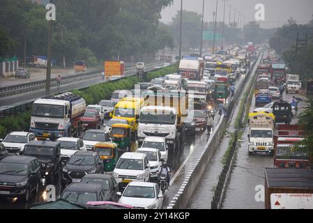 GURUGRAM, INDIEN – 4. SEPTEMBER: Verkehrsstaus am National Highway 48 aufgrund von Wasserabfällen auf der Hauptfahrbahn bei starken Regenfällen in der Nähe des Dorfes Narsinghpur am 4. September 2024 in Gurugram, Indien. Die Bewohner von Delhi-NCR erlebten einen plötzlichen Wetterwechsel, als heftiger Regen mehrere Teile der Stadt verwüstete. (Foto: Parveen Kumar/Hindustan Times/SIPA USA) Credit: SIPA USA/Alamy Live News Stockfoto