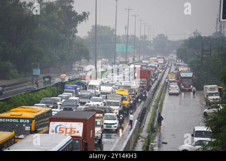 GURUGRAM, INDIEN – 4. SEPTEMBER: Verkehrsstaus am National Highway 48 aufgrund von Wasserabfällen auf der Hauptfahrbahn bei starken Regenfällen in der Nähe des Dorfes Narsinghpur am 4. September 2024 in Gurugram, Indien. Die Bewohner von Delhi-NCR erlebten einen plötzlichen Wetterwechsel, als heftiger Regen mehrere Teile der Stadt verwüstete. (Foto: Parveen Kumar/Hindustan Times/SIPA USA) Credit: SIPA USA/Alamy Live News Stockfoto