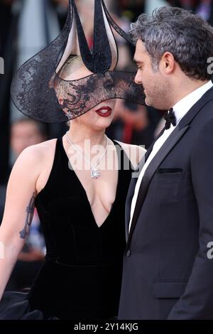 Italien, Lido di Venezia, 4. September 2024: Lady Gaga und Michael Polansky nehmen während des 81. Internationalen Filmfestivals von Venedig am 4. September 2024 in Venedig auf einem roten Teppich für „Joker: Folie a Deux“ Teil. Foto © Ottavia Da Re/Sintesi/Alamy Live News Stockfoto