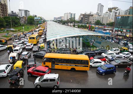 GURUGRAM, INDIEN – 4. SEPTEMBER: Schulbusse stecken in der Gurugram-Sohna Road wegen Wasserabfällen bei starken Regenfällen in der Nähe von Subhash chowk am 4. September 2024 in Gurugram, Indien. Die Bewohner von Delhi-NCR erlebten einen plötzlichen Wetterwechsel, als heftiger Regen mehrere Teile der Stadt verwüstete. (Foto: Parveen Kumar/Hindustan Times/SIPA USA) Credit: SIPA USA/Alamy Live News Stockfoto