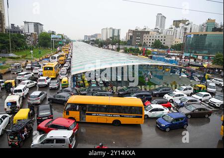 GURUGRAM, INDIEN – 4. SEPTEMBER: Schulbusse stecken in der Gurugram-Sohna Road wegen Wasserabfällen bei starken Regenfällen in der Nähe von Subhash chowk am 4. September 2024 in Gurugram, Indien. Die Bewohner von Delhi-NCR erlebten einen plötzlichen Wetterwechsel, als heftiger Regen mehrere Teile der Stadt verwüstete. (Foto: Parveen Kumar/Hindustan Times/SIPA USA) Credit: SIPA USA/Alamy Live News Stockfoto