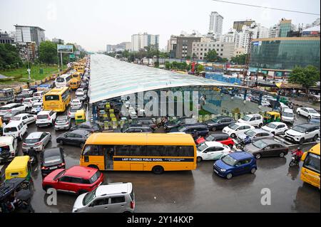 GURUGRAM, INDIEN – 4. SEPTEMBER: Schulbusse stecken in der Gurugram-Sohna Road wegen Wasserabfällen bei starken Regenfällen in der Nähe von Subhash chowk am 4. September 2024 in Gurugram, Indien. Die Bewohner von Delhi-NCR erlebten einen plötzlichen Wetterwechsel, als heftiger Regen mehrere Teile der Stadt verwüstete. (Foto: Parveen Kumar/Hindustan Times/SIPA USA) Credit: SIPA USA/Alamy Live News Stockfoto