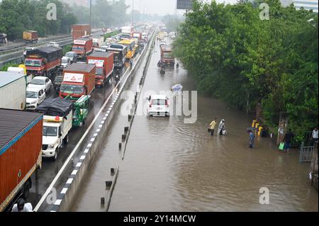 GURUGRAM, INDIEN – 4. SEPTEMBER: Verkehrsstaus am National Highway 48 aufgrund von Wasserabfällen auf der Hauptfahrbahn bei starken Regenfällen in der Nähe des Dorfes Narsinghpur am 4. September 2024 in Gurugram, Indien. Die Bewohner von Delhi-NCR erlebten einen plötzlichen Wetterwechsel, als heftiger Regen mehrere Teile der Stadt verwüstete. (Foto: Parveen Kumar/Hindustan Times/SIPA USA) Credit: SIPA USA/Alamy Live News Stockfoto