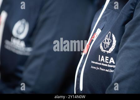 IAEA-LOGO auf der Kleidung der Mitarbeiter Stockfoto