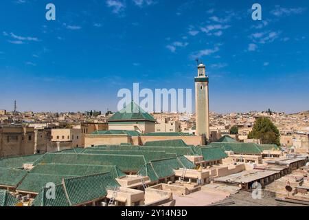 Aus der Vogelperspektive auf die Medina mit Universität und alkaraouinemosque begrüntem Dach und Minarett in Fes, Marokko Stockfoto