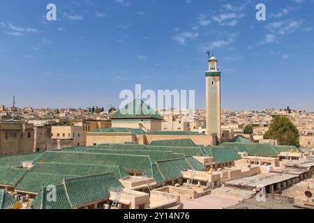 Aus der Vogelperspektive auf die Medina mit Universität und alkaraouinemosque begrüntem Dach und Minarett in Fes, Marokko Stockfoto