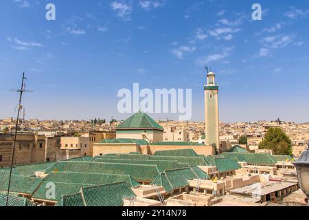 Aus der Vogelperspektive auf die Medina mit Universität und alkaraouinemosque begrüntem Dach und Minarett in Fes, Marokko Stockfoto