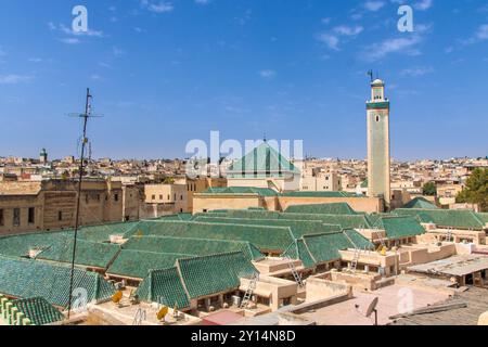 Aus der Vogelperspektive auf die Medina mit Universität und alkaraouinemosque begrüntem Dach und Minarett in Fes, Marokko Stockfoto
