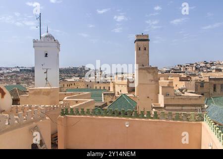 Aus der Vogelperspektive auf die Medina mit Universität und alkaraouinemosque begrüntem Dach und Minarett in Fes, Marokko Stockfoto