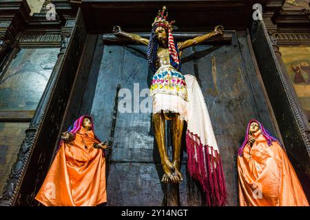 Jesus Christus und die Marys, mit einheimischer synkretischer Kleidung, Kirche Santiago Apóstol, 1547, Santiago Atitlan, Abteilung Sololá, Guatemala. Stockfoto