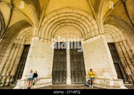 Pilger, Kirche des Heiligen Nikolaus (katholischer Tempel romanischen Ursprungs, 2. Jahrhundert, verwandelt im 14. Und 15. Jahrhundert, als historisches Denkmal von Frankreich, Beaune, Burgund, Frankreich. Stockfoto