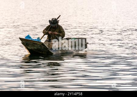 Traditioneller Fischer am Atitlan-See vor dem San Pedro Vulkan, Santiago Atitlan, Departement Sololá, Guatemala, Mittelamerika. Stockfoto