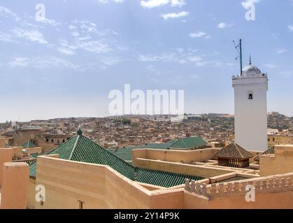 Aus der Vogelperspektive auf die Medina mit Universität und alkaraouinemosque begrüntem Dach und Minarett in Fes, Marokko Stockfoto
