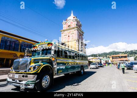 Sammelbus vor dem Central American Tower, 1914, Sololá, Departement Sololá, Guatemala, Zentralamerika. Stockfoto