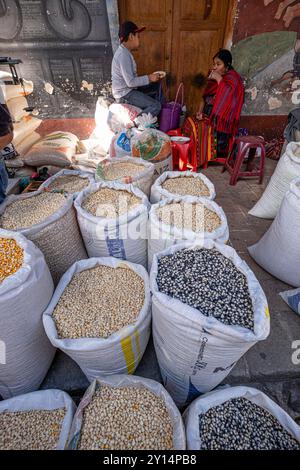 Säcke mit Mais und Bohnen, Markt, Chichicastenango, Quiché, Guatemala, Zentralamerika. Stockfoto