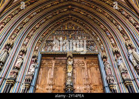 Skulpturen aus dem späten 13. Jahrhundert, Freiburger Münster, dreistufig erbaut, 1120, 1210,, 1230, Bauwerk im gotischen Stil, Freiburg im Breisgau, Deutschland, Europa. Stockfoto