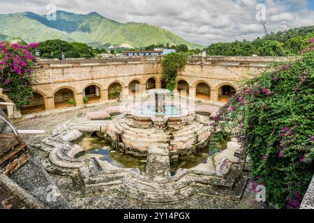 Pescados-Brunnen aus dem 18. Jahrhundert, im Kreuzgang des Mercedarienklosters, Ultrabarroco guatemalteco, XVI Jahrhundert, Antigua Guatemala, Departement Sacatepéquez, Guatemala. Stockfoto