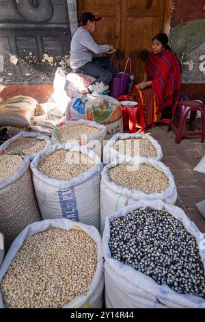 Säcke mit Mais und Bohnen, Markt, Chichicastenango, Quiché, Guatemala, Zentralamerika. Stockfoto