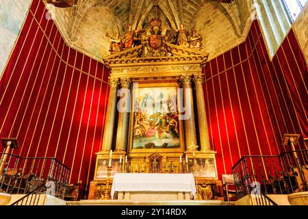 Hauptaltarbild und Gemälde der Dreifaltigkeit, eine Kopie der berühmten Gloria von Tizian, Kloster San Jerónimo de Yuste, 15. Jahrhundert, Cáceres, Extremadura, Spanien. Stockfoto