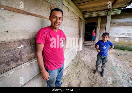 Familie in ihrer Hütte, Little Treasure, La Taña, Northern Transversal Strip, Quiché Departement, Guatemala. Stockfoto