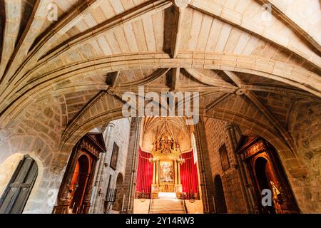 Hauptaltarbild und Gemälde der Dreifaltigkeit, eine Kopie der berühmten Gloria von Tizian, Kloster San Jerónimo de Yuste, 15. Jahrhundert, Cáceres, Extremadura, Spanien. Stockfoto