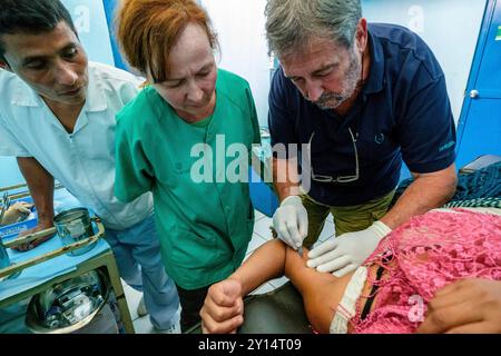 Entfernung von hormonellen Verhütungsmitteln, Lancetillo Gesundheitszentrum, La Parroquia, Quiche, Republik Guatemala, Zentralamerika. Stockfoto