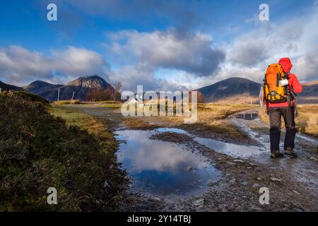 Wanderer auf einer Wanderung, Glen Coe Valley, Lochaber Geopark, Highlands, Schottland, Vereinigtes Königreich. Stockfoto