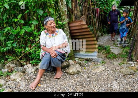 Familie in ihrer Hütte, Little Treasure, Tesoro Chiquito, La Taña, Northern Transversal Strip, Departement Quiché, Guatemala. Stockfoto