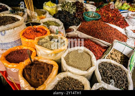 Gewürze, Stadtmarkt, Santa María Nebaj, Departement El Quiché, Guatemala, Zentralamerika. Stockfoto