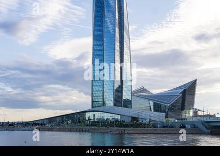 Sankt Petersburg, Russland - 12. Juni 2024: Blick auf den Wolkenkratzer Lakhta Centre am Ufer der Neva-Bucht Stockfoto