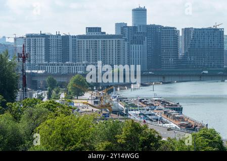 Belgrader Uferpromenade mit neuen Gebäuden und Kreuzfahrtschiffen, die vor Anker liegen. April 2024. Stockfoto