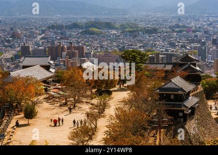 Skyline von Matsuyama vom alten Turm der Burg Stockfoto