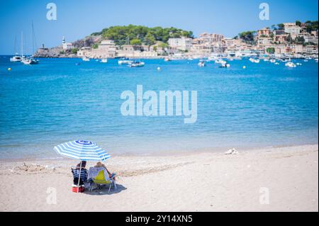 28.08.2024 - Sommer auf Mallorca: Urlauberinnen und Urlauber am Strand in Port de Soller. , *** 28 08 2024 Sommer auf Mallorca Urlauber am Strand von Port de Soller , Stockfoto