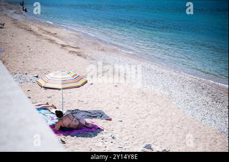 28.08.2024 - Sommer auf Mallorca: Urlauberinnen und Urlauber am Strand in Port de Soller. , *** 28 08 2024 Sommer auf Mallorca Urlauber am Strand von Port de Soller , Stockfoto