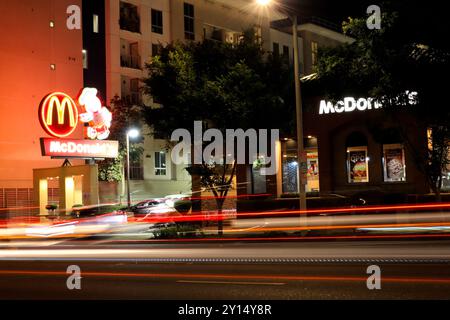 McDonald's Fast-Food-Restaurant bei Nacht - Langzeitbelichtung Foto Stockfoto