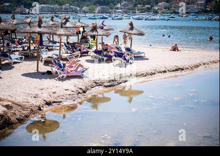 28.08.2024 - Sommer auf Mallorca: Urlauberinnen und Urlauber am Strand in Port de Soller. , *** 28 08 2024 Sommer auf Mallorca Urlauber am Strand von Port de Soller , Stockfoto