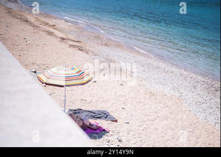 28.08.2024 - Sommer auf Mallorca: Urlauberinnen und Urlauber am Strand in Port de Soller. , *** 28 08 2024 Sommer auf Mallorca Urlauber am Strand von Port de Soller , Stockfoto