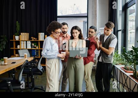 Teammitglieder arbeiten an wichtigen Veränderungen in einem stilvollen Büroumfeld zusammen. Stockfoto